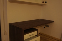 Sodobna pisarniška miza s predalnikom in visečo omaro