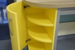 Kotna omara v pisarniškem pohištvu