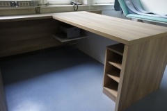 Ogromna stabilna pisalna miza z nekaj predali in polico za tiskalnik