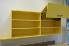 Viseča omara z navzgor odpirajočimi vratci