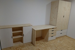 Masivna pisalna miza.