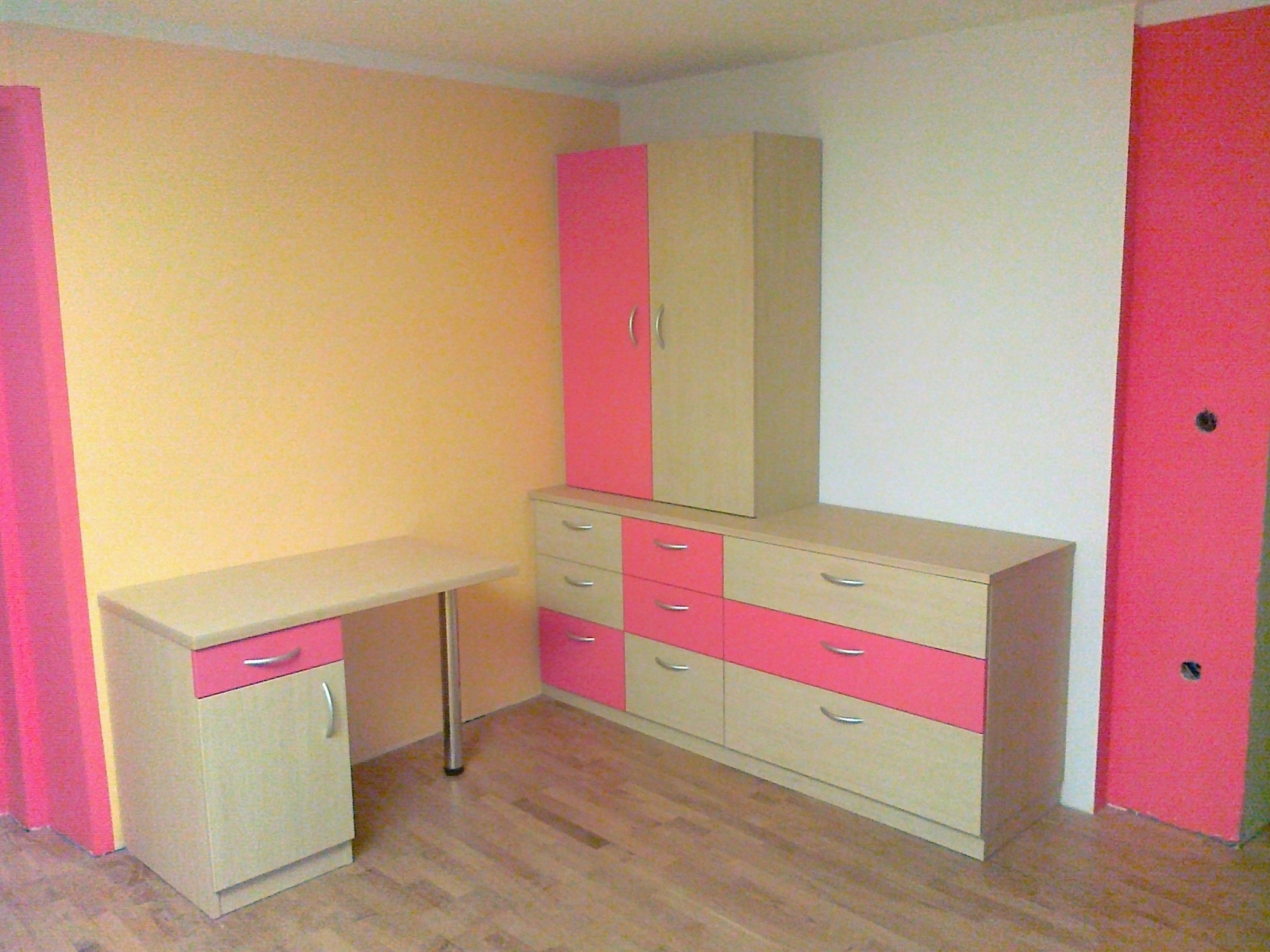 Klasično pisarniško pohištvo z mizo in omarami