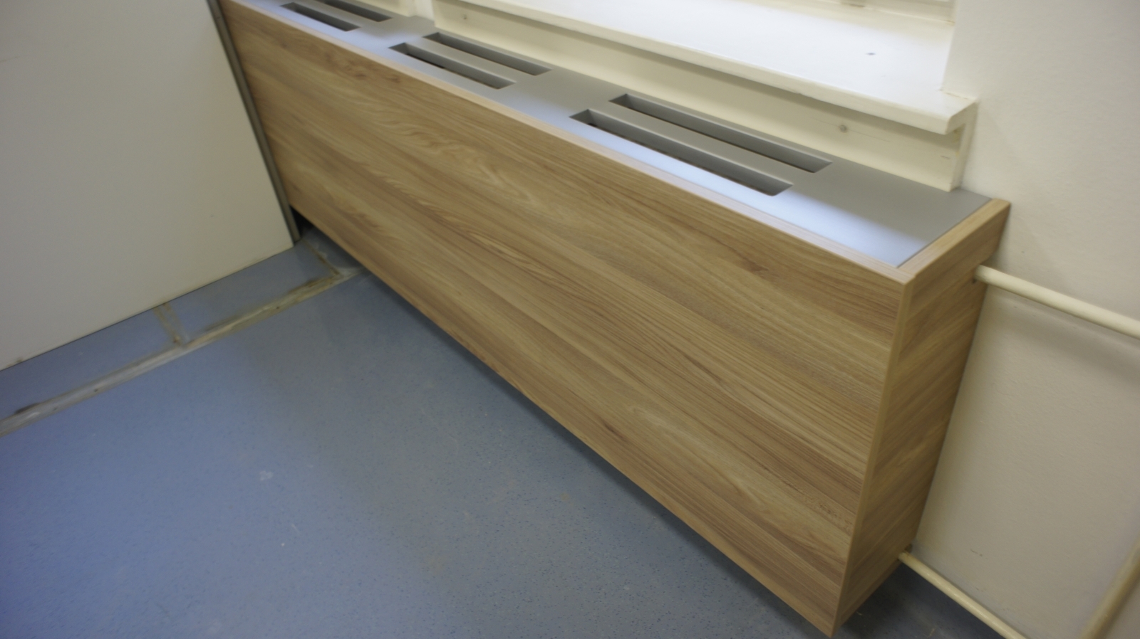 Moderno izoliranje radiatorjev kot del pisarniškega pohištva