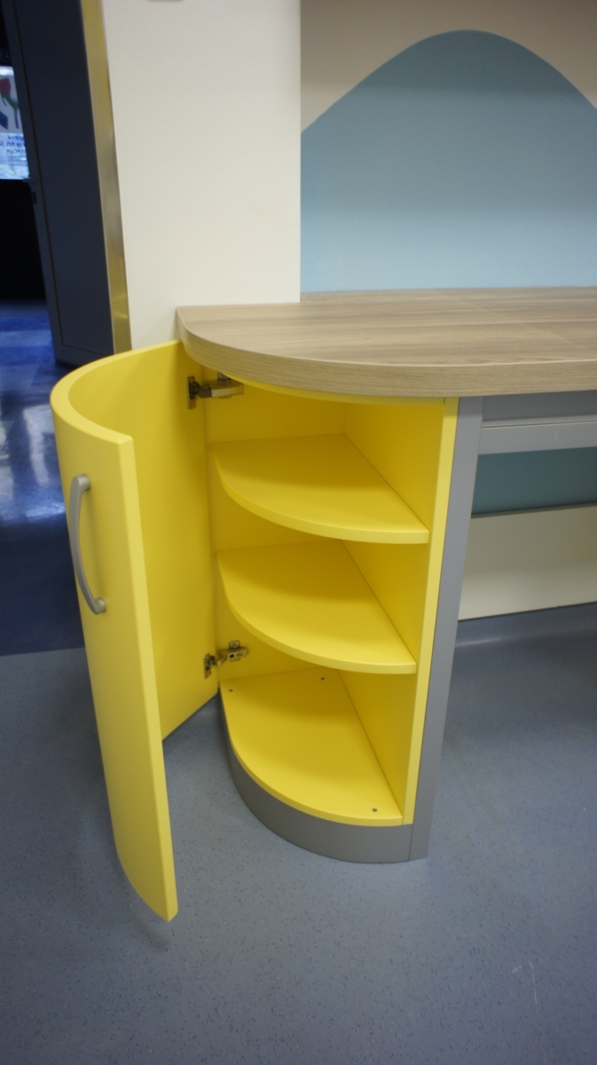 Kotna omara v pisarniškem pohištvu