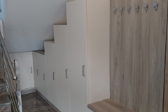 Moderna predsoba pod stopnicami