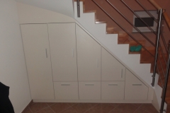 Omare pod stopnicami predosbe