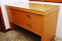 Masivna omara s steklom čez plato v predsobi