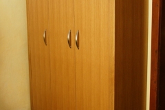 Masivna omara za čevlje v predsobi