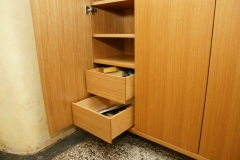 Predali znotraj omare v predsobi