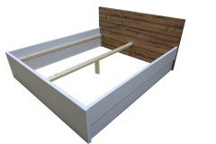 Kontrastna moderna postelja.