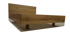 Moderna postelja v spalnici po meri.