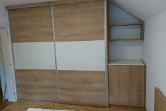 Moderna omara z drsnimi vrati v spalnici.